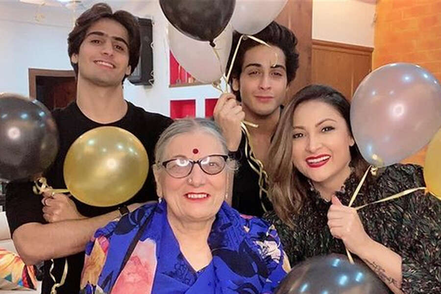 Kasautii Zindagii Kay 명성 Urvashi Dholakia는 전혀 노화되지 않는 것 같습니다.