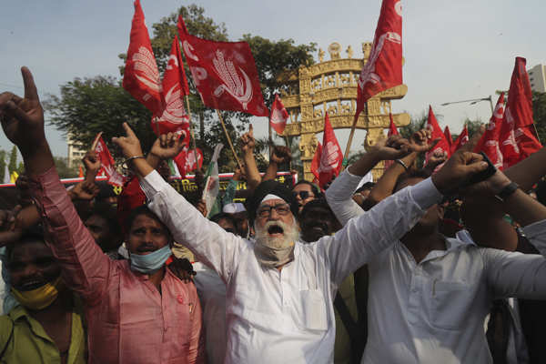 Farmers intensify protest against farm laws