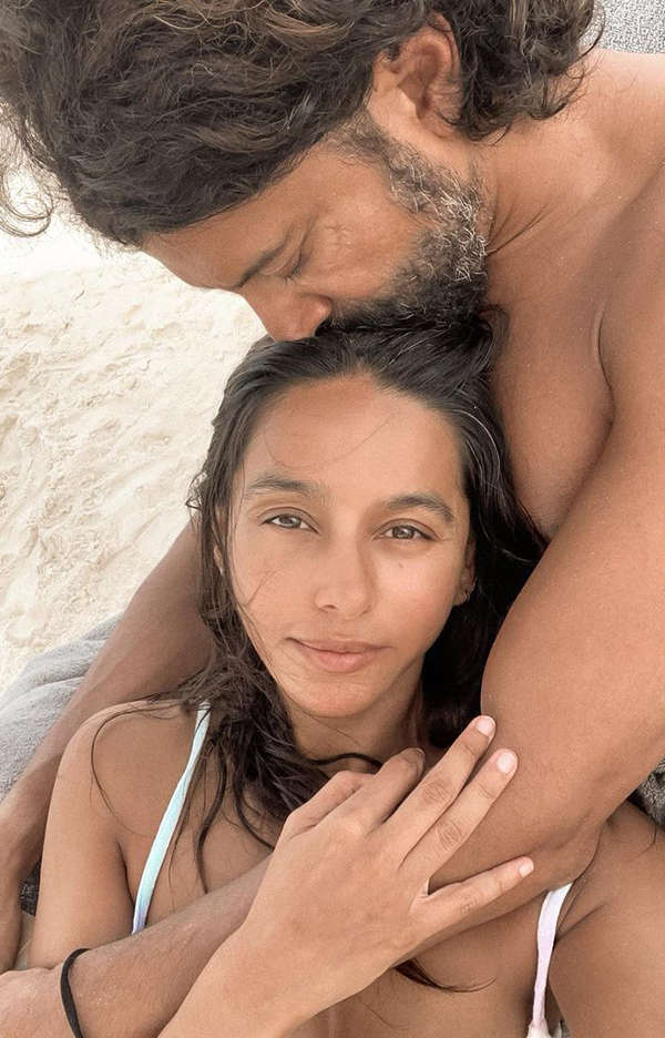 This romantic picture of Shibani Dandekar enjoying the beach vacation with Farhan Akhtar goes viral
