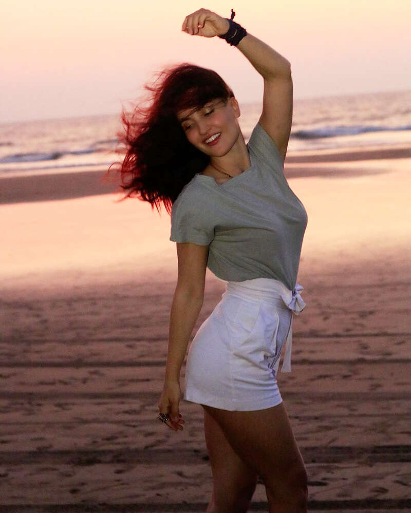 Elli AvrRam is teasing fans with her stunning beach vacation pictures