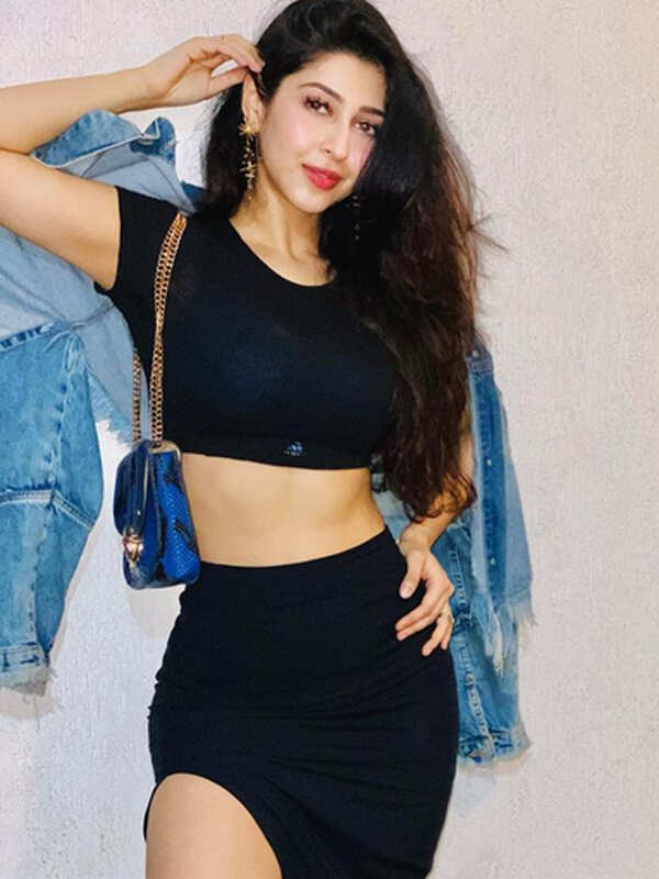 <BR> is turning heads with her bewitching pictures <BR> is turning heads with her bewitching pictures