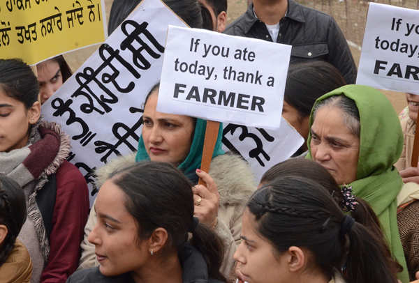 Farmers continue protest amid rain, cold wave