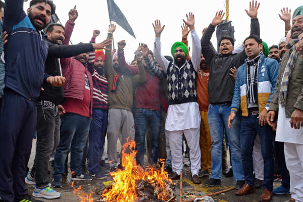 Farmers continue protest amid rain, cold wave