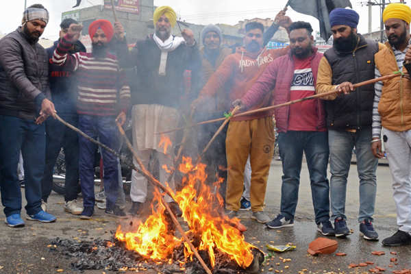 Farmers continue protest amid rain, cold wave