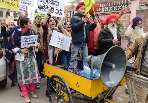 Farmers continue protest amid rain, cold wave