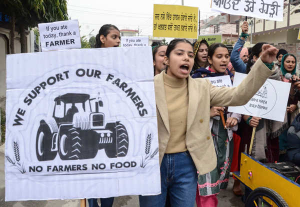 Farmers continue protest amid rain, cold wave