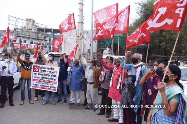 Farmers continue protest amid rain, cold wave