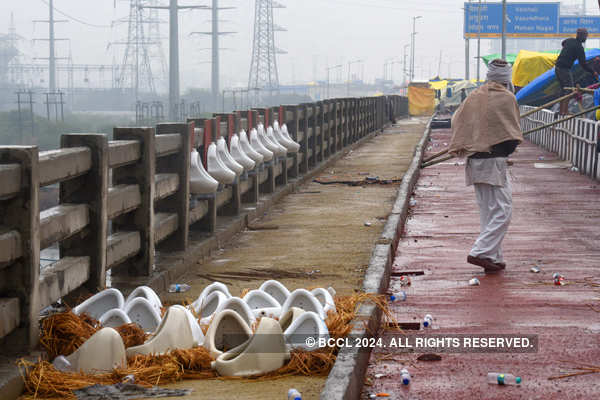 Farmers continue protest amid rain, cold wave