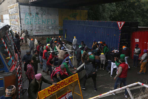 Farmers continue protest amid rain, cold wave