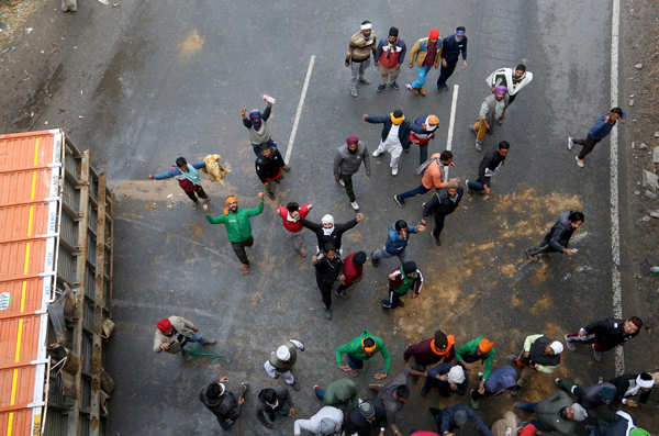 Farmers continue protest amid rain, cold wave