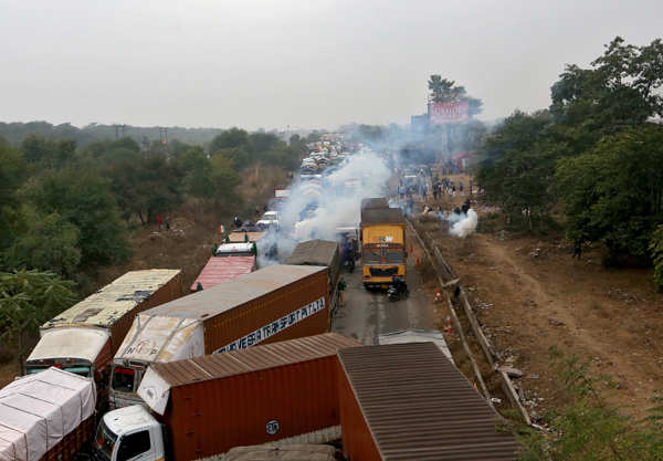 Farmers continue protest amid rain, cold wave