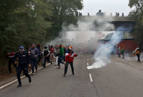 Farmers continue protest amid rain, cold wave