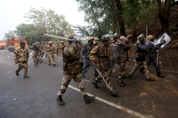 Farmers continue protest amid rain, cold wave