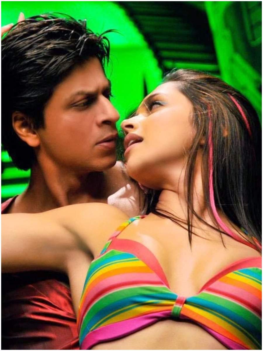 Shah Rukh Khan and Deepika Padukone in Love Mera Hit Hit.