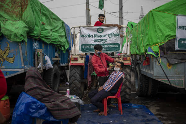 Farmers continue protest amid rain, cold wave