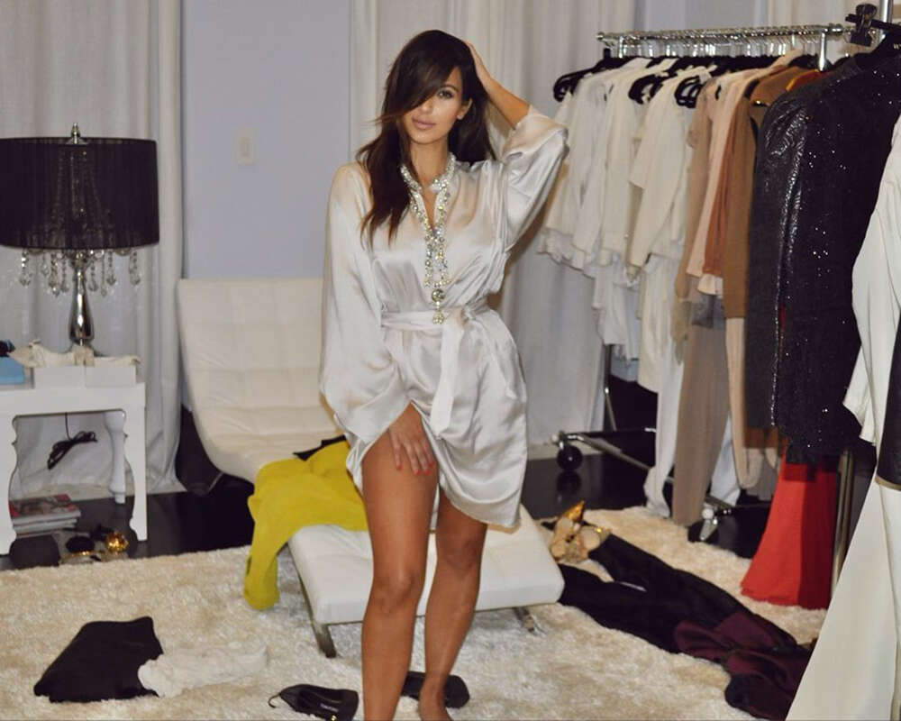 captivates fans with her alluring pictures captivates fans with her alluring pictures