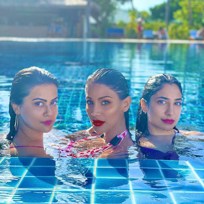 Nicole Faria is teasing the cyberspace with her stunning photoshoots