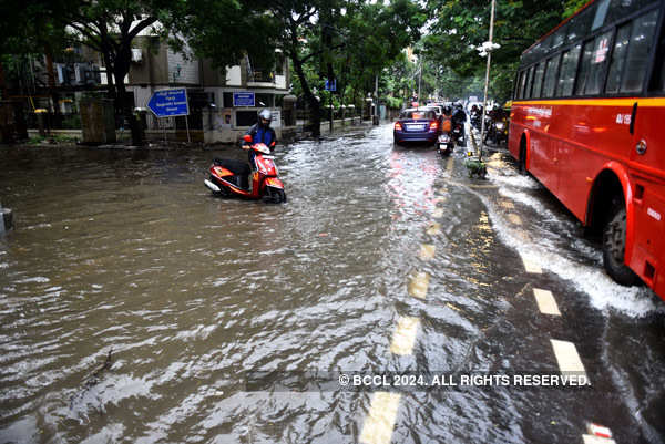 Moderate to heavy rain lashes parts of India