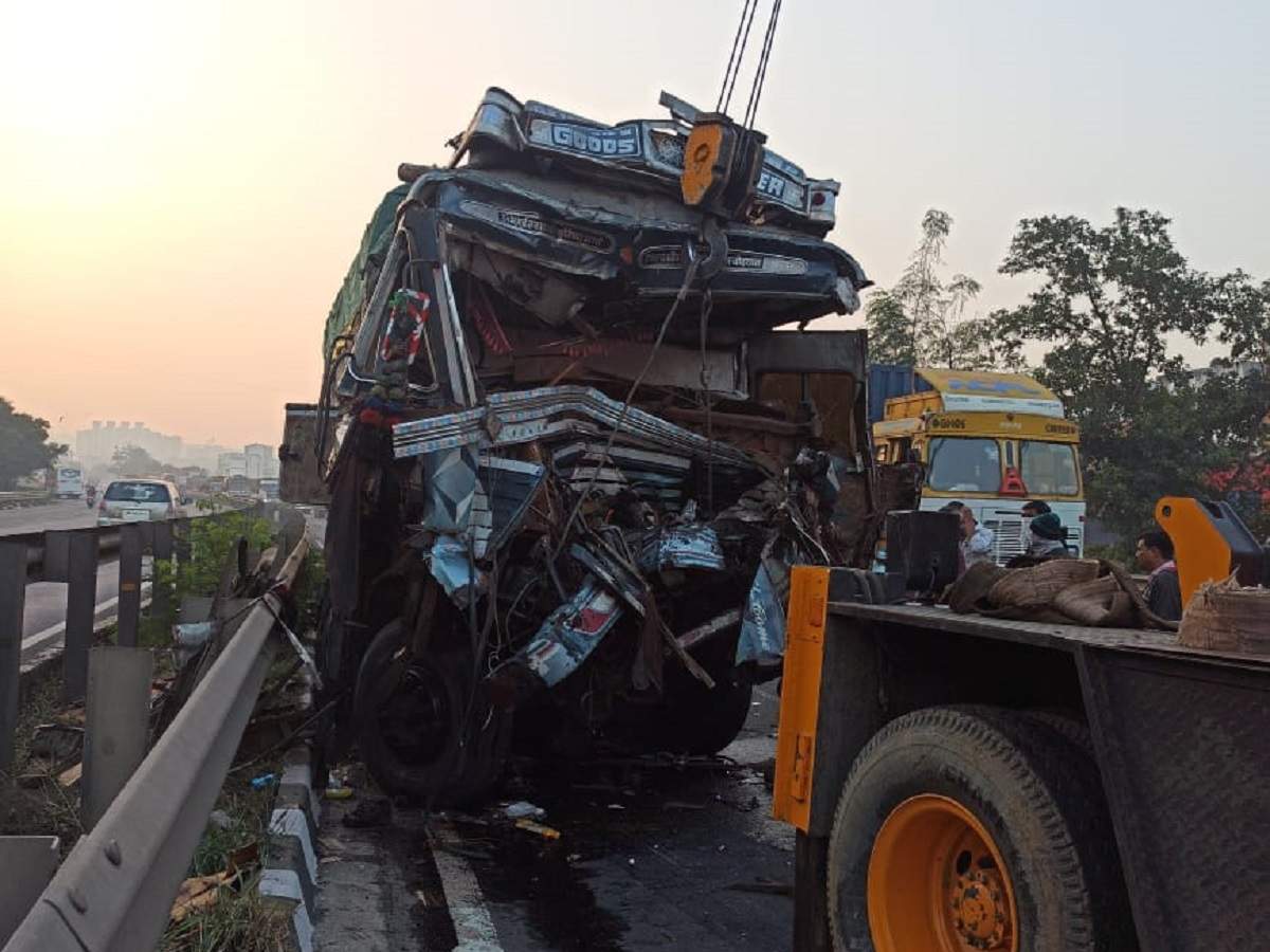 Trois Morts Dans Deux Accidents Distincts Sur L'autoroute Express Mumbai-Pune