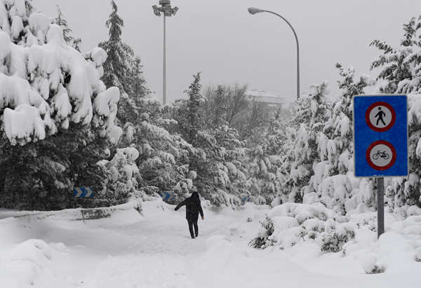 Madrid receives heaviest snowfall in 50 years