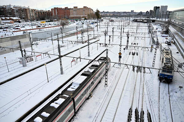 Madrid receives heaviest snowfall 50 years