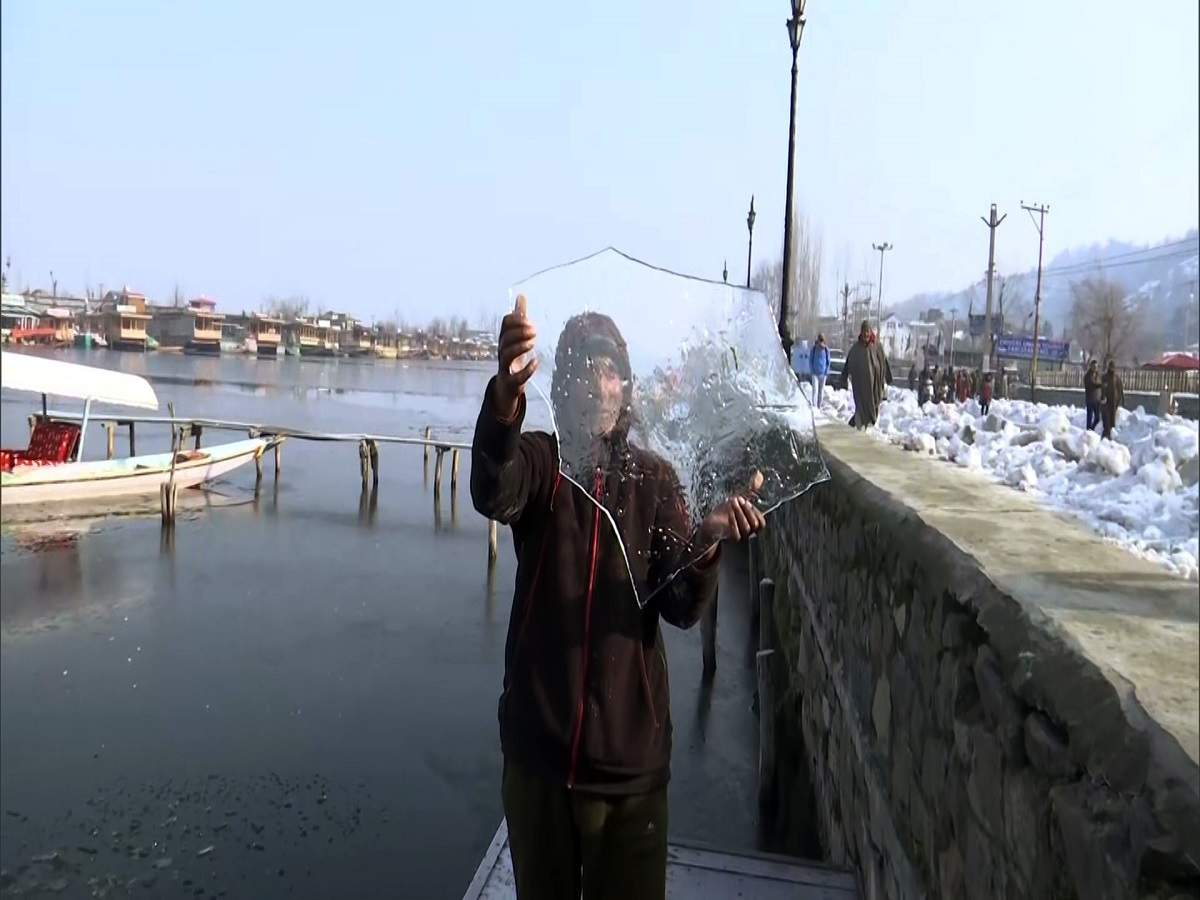 Dal Lake Partially Freezes, Srinagar Records Coldest Night In 30 Years ...