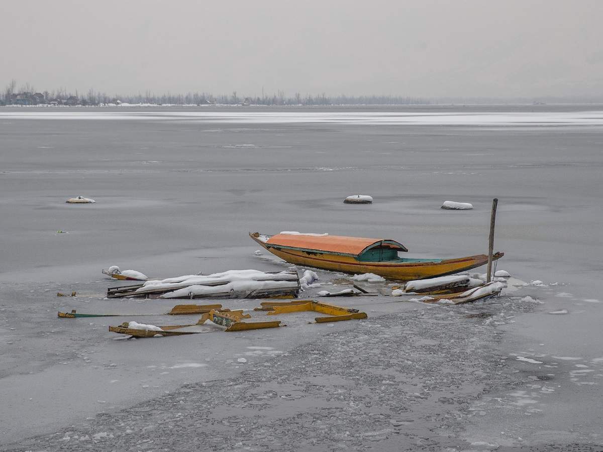 Dal Lake Partially Freezes, Srinagar Records Coldest Night In 30 Years ...