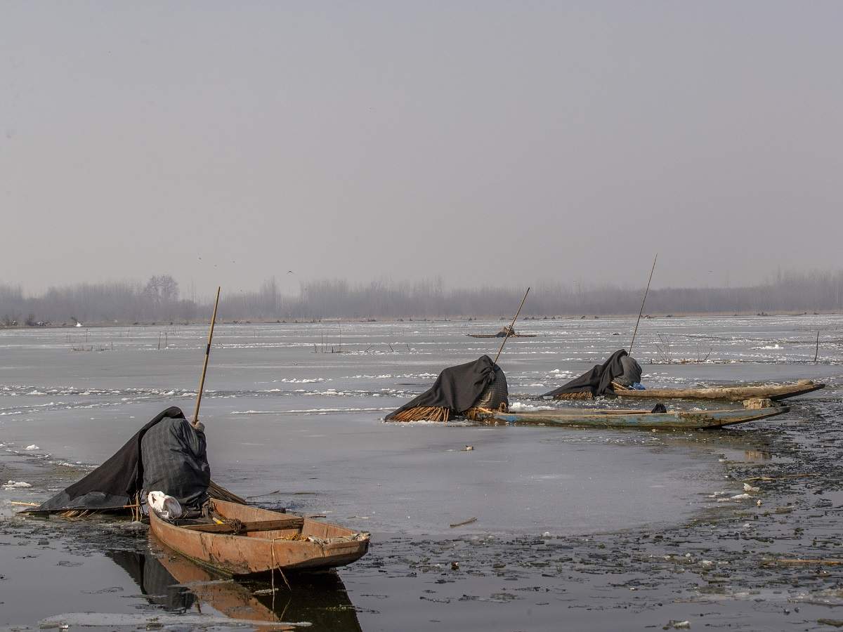 Dal Lake Partially Freezes, Srinagar Records Coldest Night In 30 Years ...