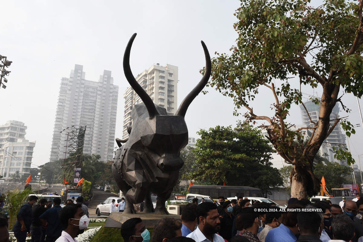 Aaditya Thackeray inaugurates a sculpture by Arzan Khambatta