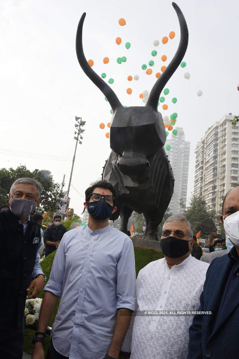 Aaditya Thackeray inaugurates a sculpture by Arzan Khambatta