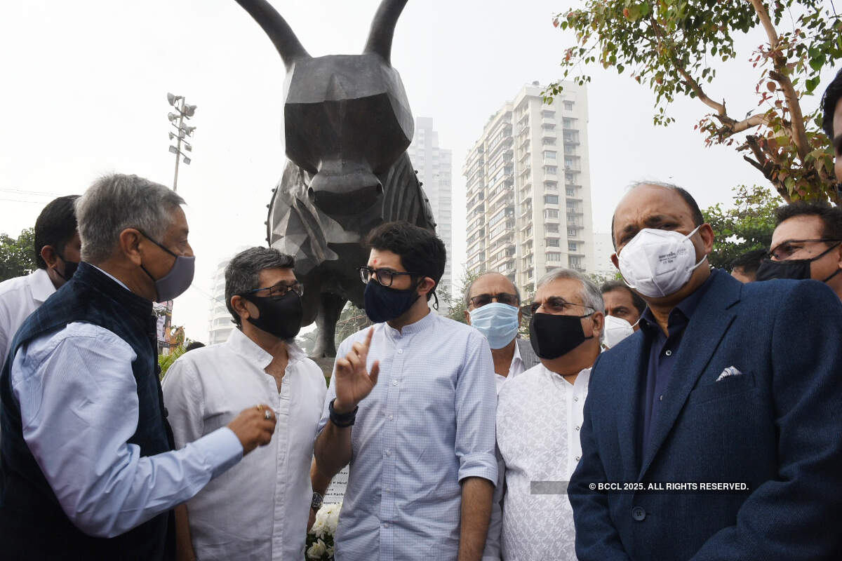 Aaditya Thackeray inaugurates a sculpture by Arzan Khambatta