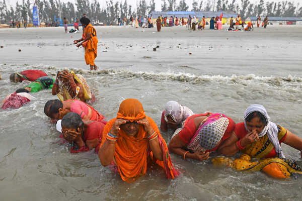 Devotees throng Gangasagar Mela in West Bengal