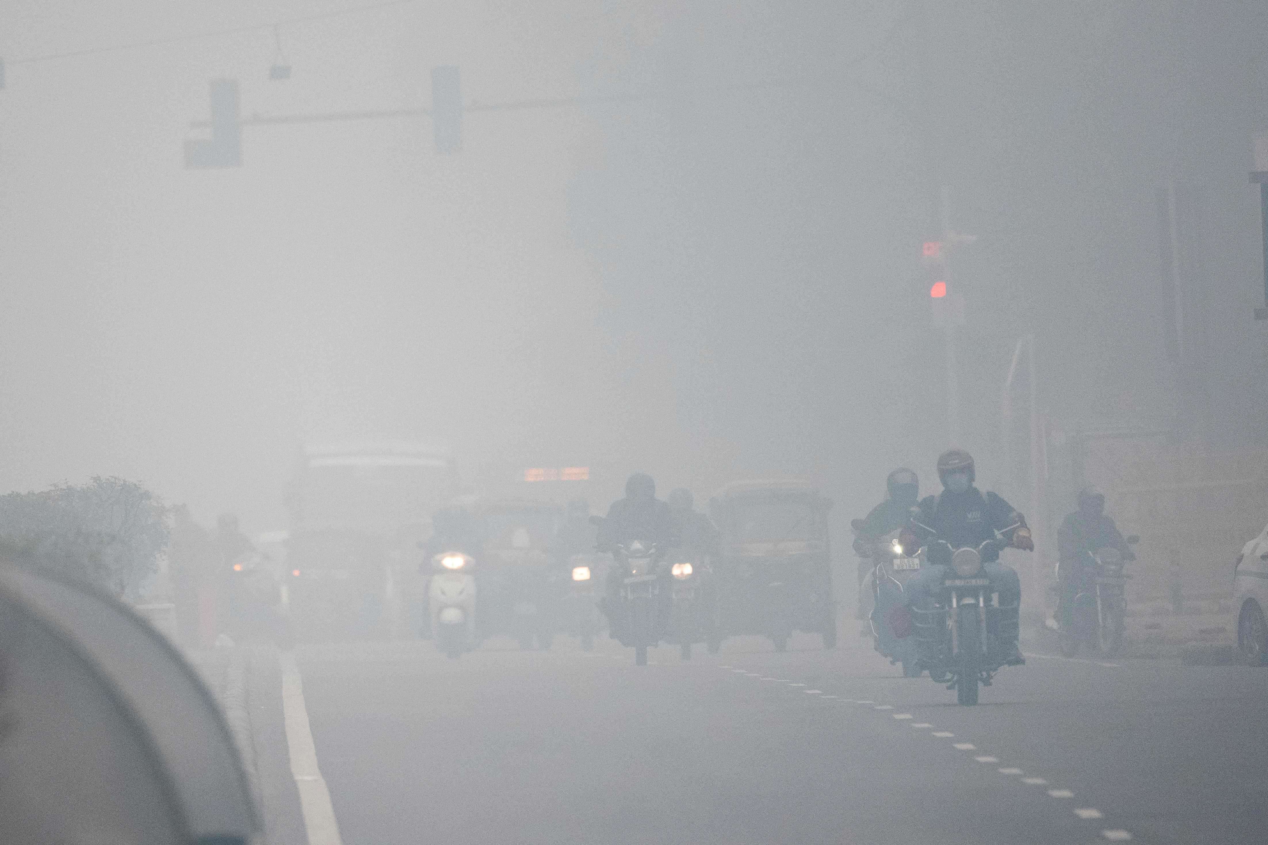 Dense fog engulfs Delhi