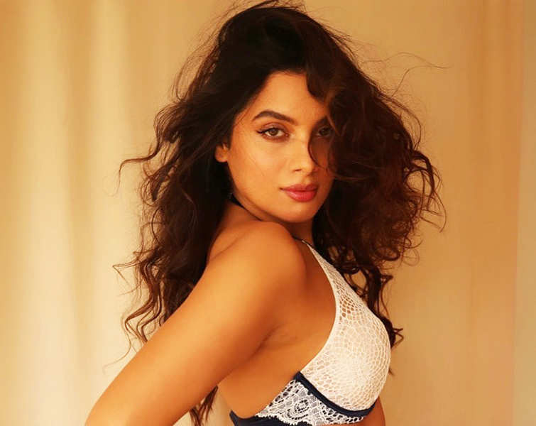 Alluring photoshoots of South beauty Tanya Hope