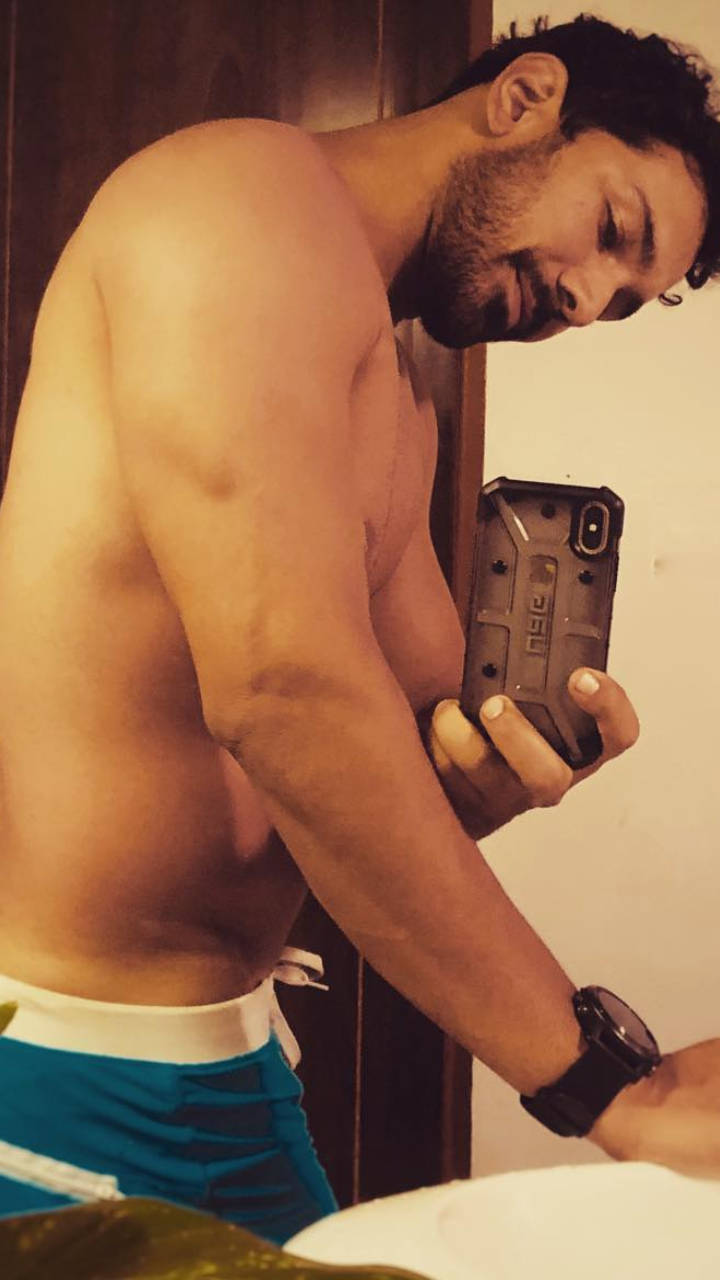 Abhinav Shukla ups the heat with shirtless pics | Times of India