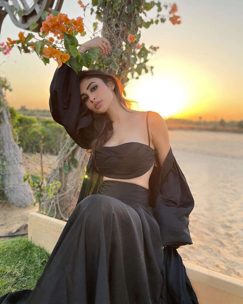 Mouni Roy의 휴가 사진은 당신을 해변으로 만들 것입니다!