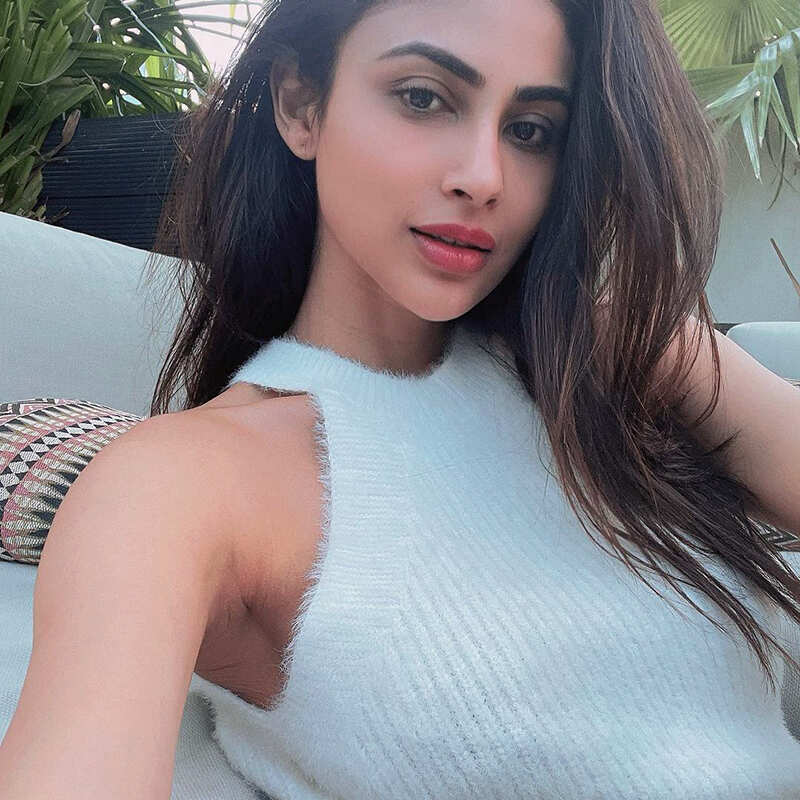Mouni Roy의 휴가 사진은 당신을 해변으로 만들 것입니다!