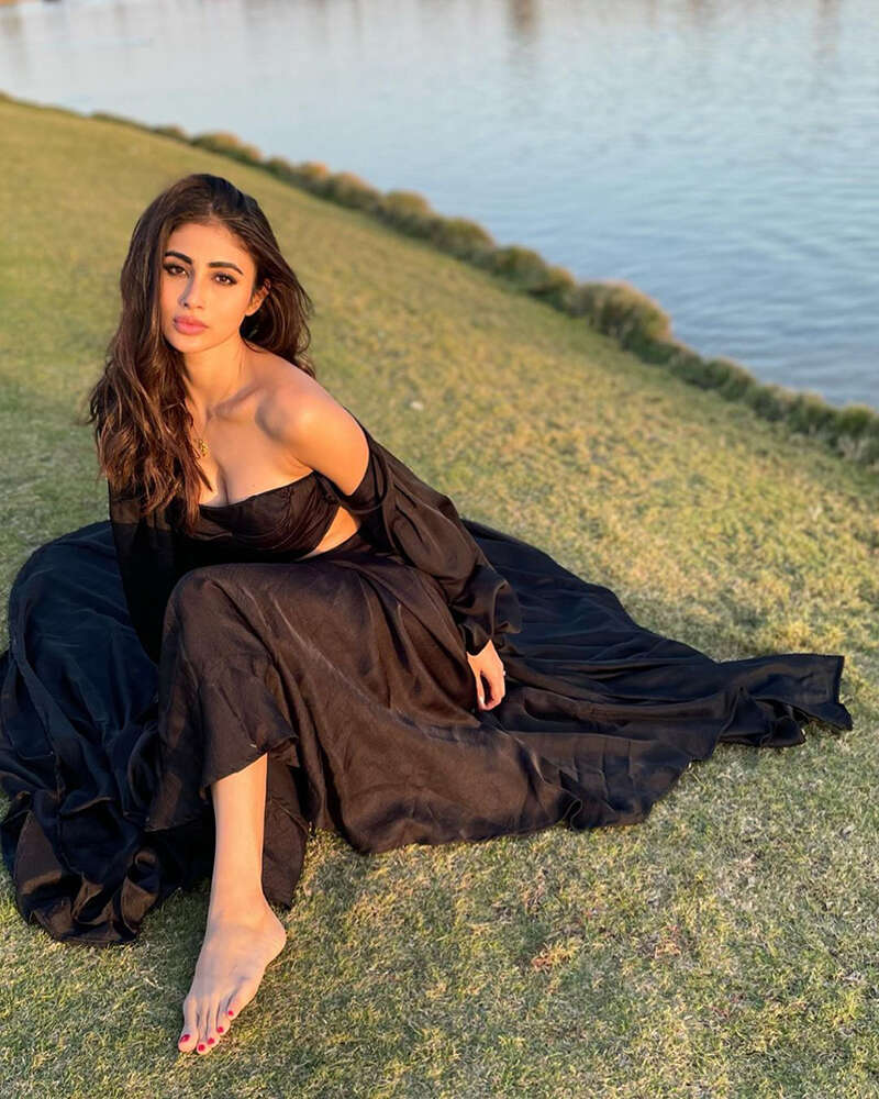 Mouni Roy의 휴가 사진은 당신을 해변으로 만들 것입니다!