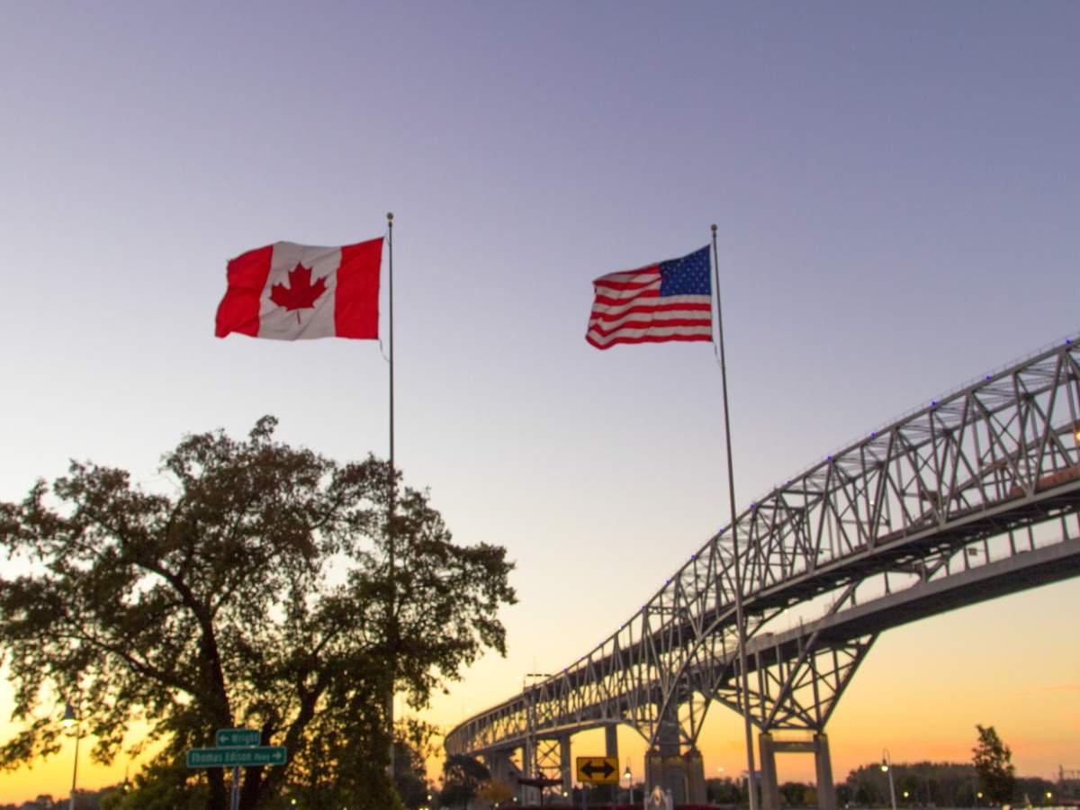 Las restricciones fronterizas se extienden a EE. UU., México y Canadá Las restricciones fronterizas se extienden a EE. UU., México y Canadá