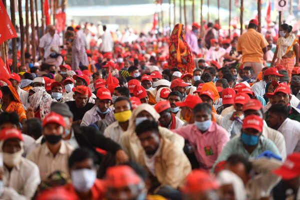 Thousands of Maharashtra farmers hold rally at Azad Maidan