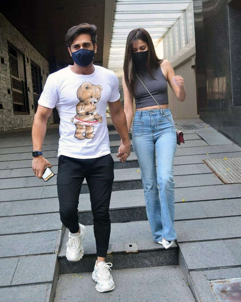 Romantic pictures from Pulkit Samrat and Kriti Kharbanda's lunch outing