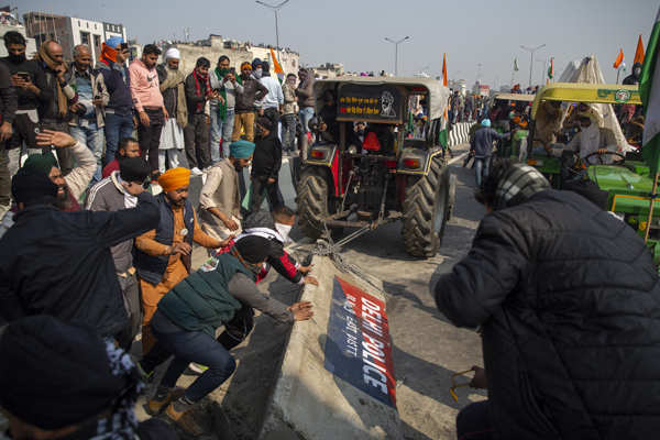 Tractor parade violence leaves over 80 cops injured