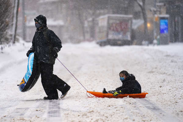Huge snowstorm lashes US east coast
