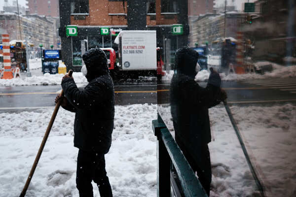 Huge snowstorm lashes US east coast