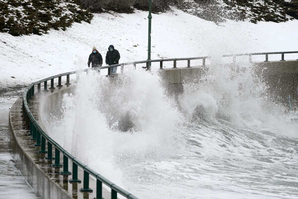 Huge snowstorm lashes US east coast