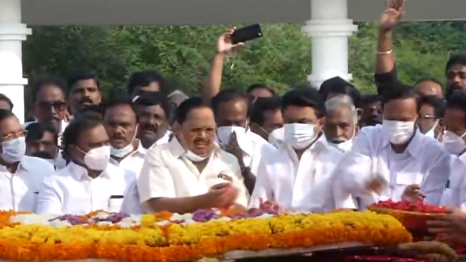 MK Stalin pays floral tribute to Annadurai on his 52nd death anniversary