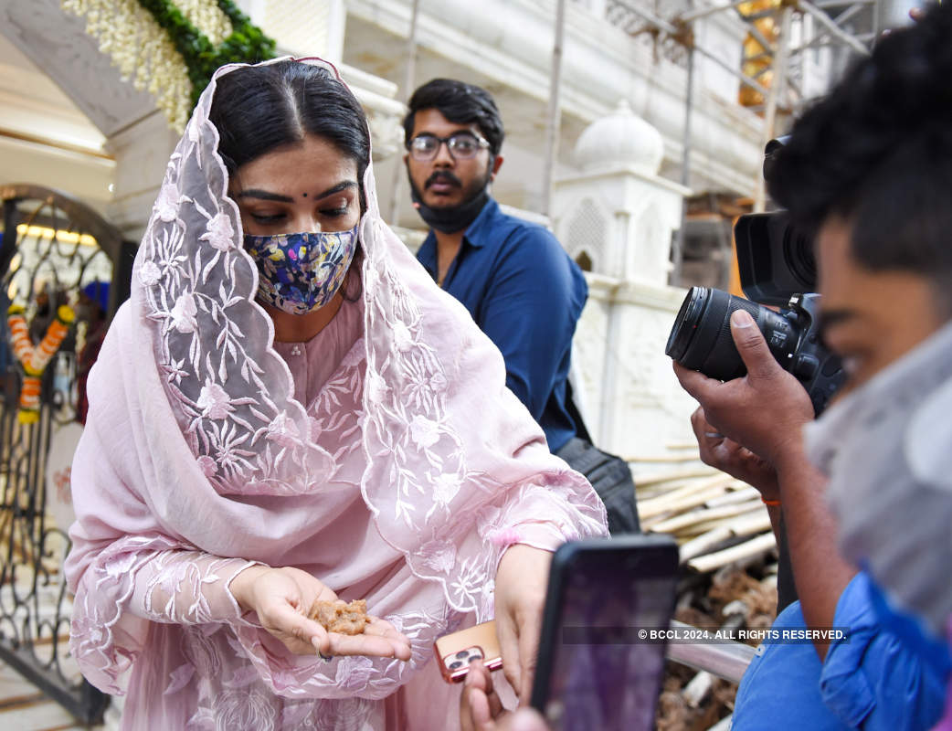 Abhishek Bachchan, Raveena Tandon and others attend prayer meet of Bunty Walia's father