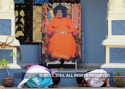 Devotees pay homage to Sai Baba