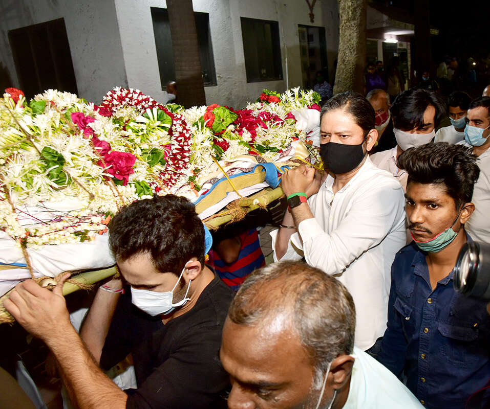 From Shah Rukh Khan, Alia Bhatt to Ranbir Kapoor, celebrities & family bid final goodbye to Rajiv Kapoor