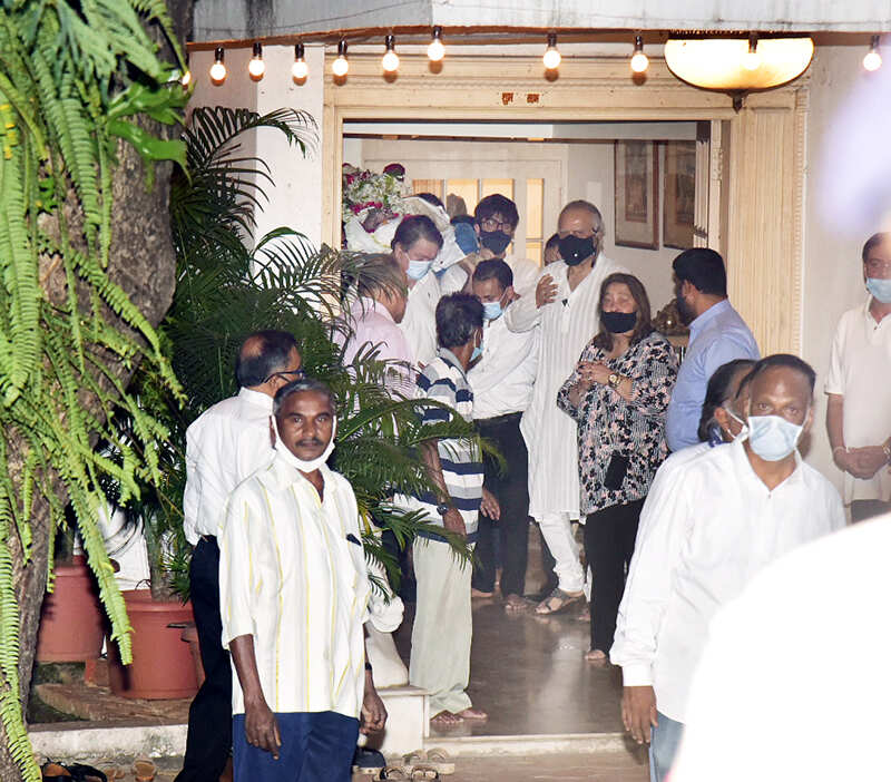 From Shah Rukh Khan, Alia Bhatt to Ranbir Kapoor, celebrities & family bid final goodbye to Rajiv Kapoor